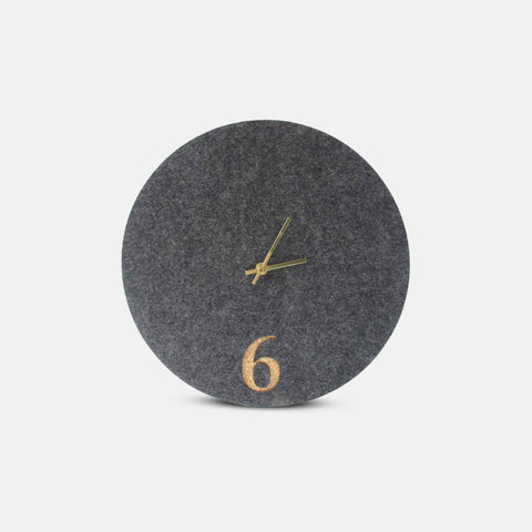 Wanduhr aus Filz und Kork 30 cm | anthrazit - gold | Design: Aarhus