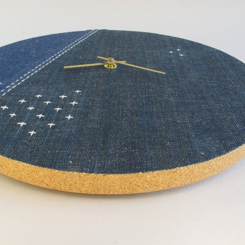 Wanduhr Wabi Sabi Denim rund 30 cm | Denim - Gold | Design: Osaka