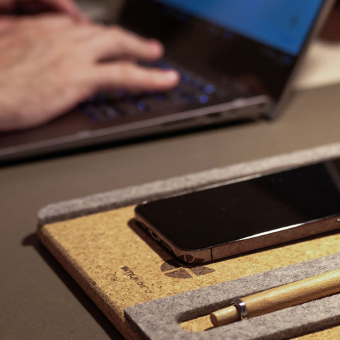 Organizer für Handy, Brille, Notizblock, Uhr & Co. | aus Filz und Kork | anthrazit