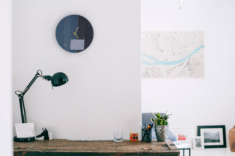 Wanduhr Wabi Sabi Denim rund 30 cm | Denim - Gold | Design: Nagoya