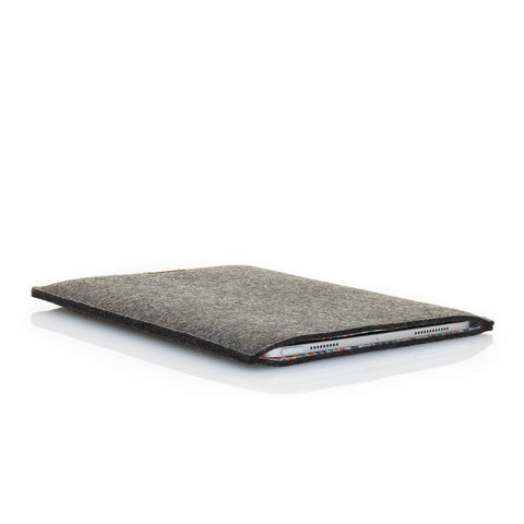 Hülle für iPad Air - 5. Gen | aus Filz und Bio-Baumwolle | anthrazit - colorful | Modell "LET"