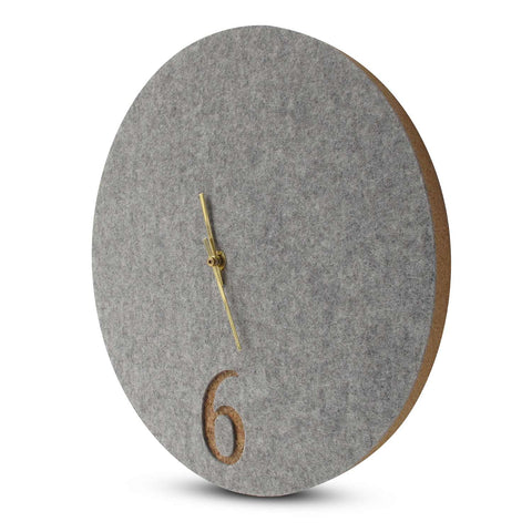 Wanduhr aus Filz und Kork 30 cm | hellgrau - gold | Design: Aarhus