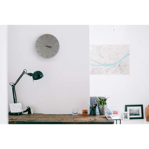 Wanduhr aus Filz und Kork 30 cm | hellgrau - schwarz | Design: Kopenhagen