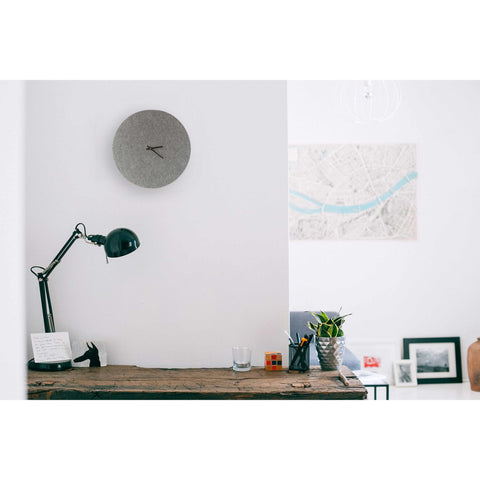 Wanduhr aus Filz und Kork 30 cm | hellgrau - schwarz | Design: Aalborg