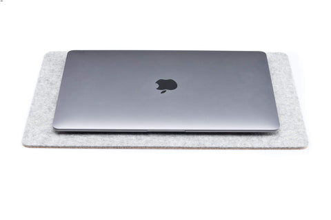 Unterlage für MacBooks aus Filz und Kork | 26 x 38 cm | hellgrau