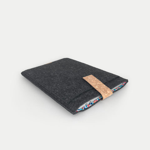 Hülle für Dynabook Protege | mit Magnetverschluss und extra Fach  | anthrazit - Colorful | Modell "HAKA"