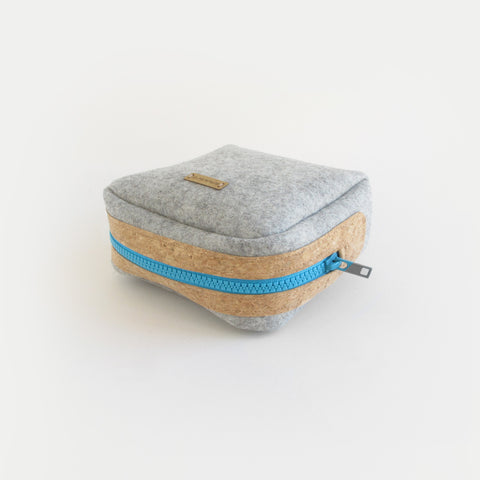 Tillbehörsväska för kablar & Co. | gjord av filt och kork | ljusgrå-azurblå