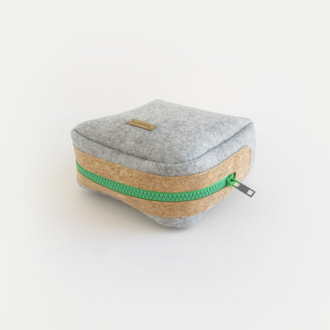Tillbehörsväska för kablar & Co. | gjord av filt och kork | ljus grågrön