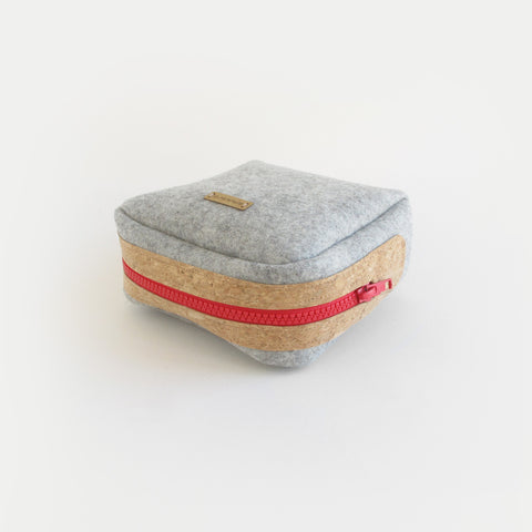 Tilbehørstaske til kabler & Co. | lavet af filt og kork | lys grå-rød