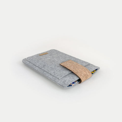 Hülle für PocketBook Verse Lite | mit Magnetverschluss und extra Fach | hellgrau - Bloom | Modell "HAKA"