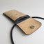 Stylische KEDJA Umhängetasche in Anthrazit mit Kork- und Filzdesign für das Motorola Moto G56, mit verstellbarem Trageriemen.