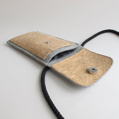 Umhängetasche für iPhone 14 Pro Max | aus Filz und Bio-Baumwolle | hellgrau - tracks | Modell KEDJA