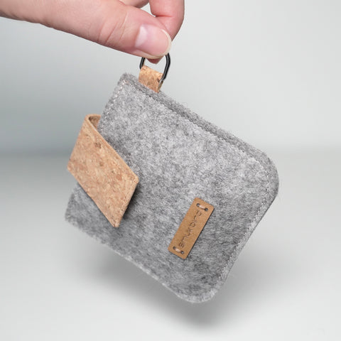 Kompakte Filz Schutzhülle für Bluetooth Kopfhörer in der Hand gehalten