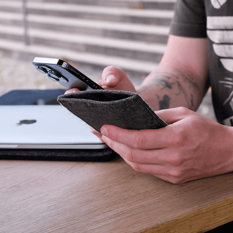 Handytasche für iPhone 16e | aus Filz und Bio-Baumwolle | anthrazit - stripes | Modell "LET"