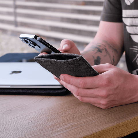 Handytasche für iPhone 16e | aus Filz und Bio-Baumwolle | anthrazit - bloom | Modell "LET"