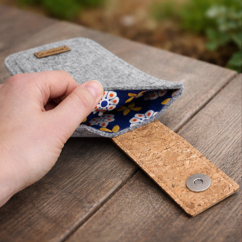 Handytasche nach Maß | mit Magnetverschluss und extra Fach | hellgrau - Bloom | Modell HAKA