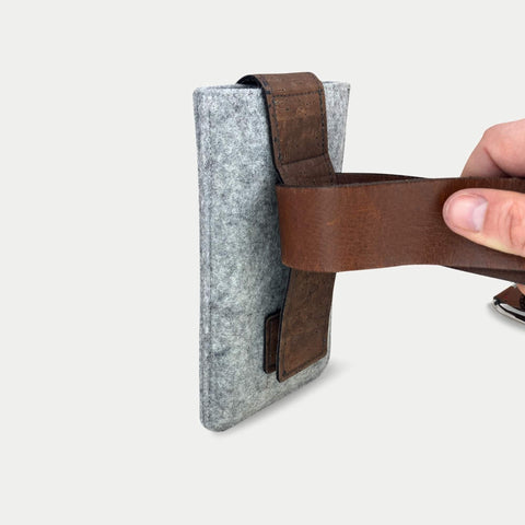 Handytasche aus Filz mit braunem Gürtelriemen für Google Pixel 10 Pro XL mit magnetischem Verschluss.