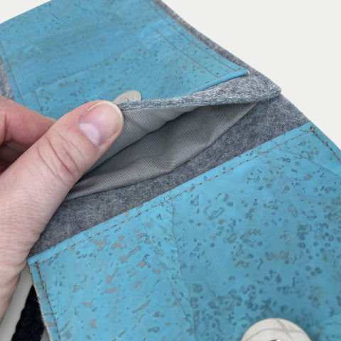Umhängetasche für iPhone 13 mini | aus Filz und Bio-Baumwolle | hellgrau - azur | Modell KEDJA deluxe