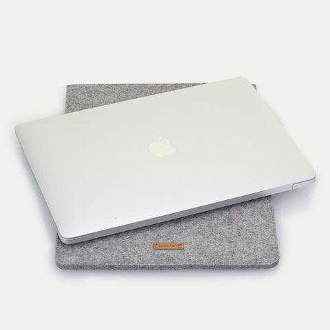 Hülle für MacBook Air M2 15 | aus Filz und Bio-Baumwolle | hellgrau - Tracks | Modell "LET"