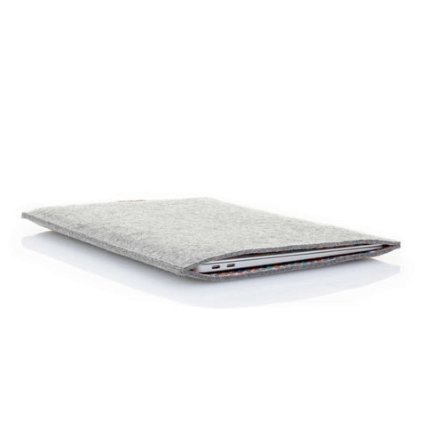 Hülle für MacBook Air M2 15 | aus Filz und Bio-Baumwolle | hellgrau - Colorful | Modell "LET"
