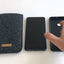 Handytasche für iPhone SE 2022 | aus Filz und Bio-Baumwolle | hellgrau - colorful | Modell "LET"