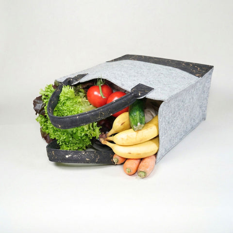 Filz Shopper mit Korkboden in Hellgrau Schwarz, offene Tasche mit frischem Gemüse und Obst sichtbar