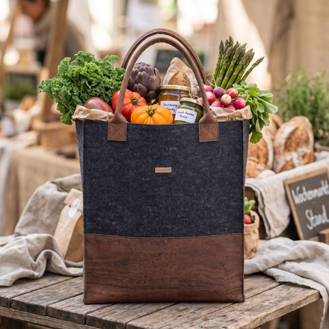 Filz Shopper Tasche mit braunem Kork gefüllt mit Lebensmitteln auf dem Markt, langlebige nachhaltige Einkaufstasche