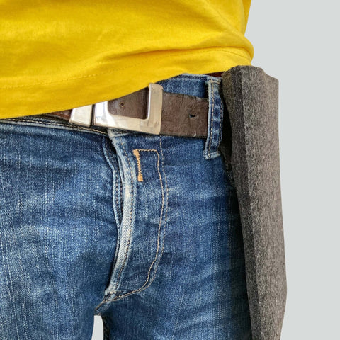 Seitliche Ansicht der anthrazitfarbenen Wollfilz-Tablet-Hülle zur Darstellung der Materialstärke