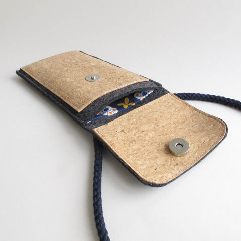 Skuldertaske til iPhone 12 mini | lavet af filt og økologisk bomuld | antracit - blomst | Model KEDJA