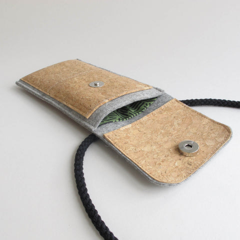 Umhängetasche für iPhone 14 Pro | aus Filz und Bio-Baumwolle | hellgrau - stripes | Modell KEDJA