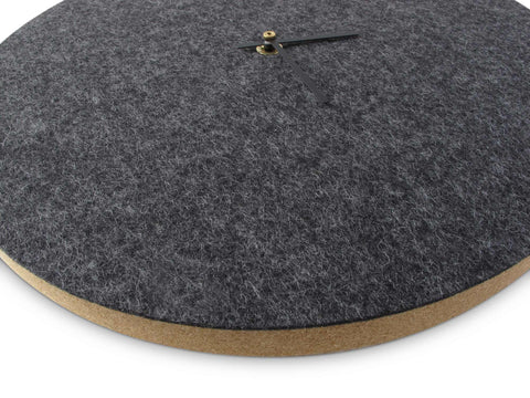 Väggklocka av filt och kork 30 cm | antracit - svart | Design: Aalborg