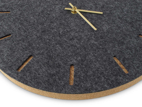 Väggklocka av filt och kork 30 cm | antracit - guld | Design: Köpenhamn