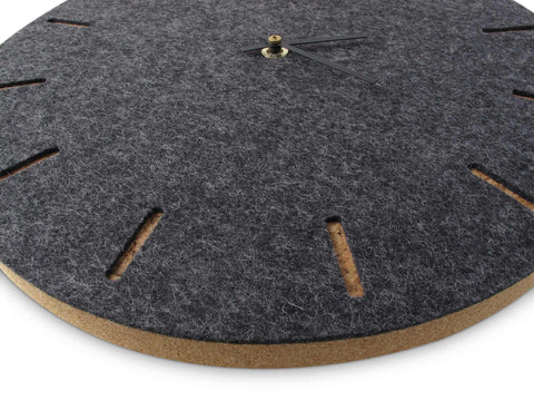 Väggklocka av filt och kork 30 cm | antracit - svart | Design: Köpenhamn