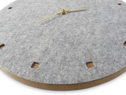 Väggklocka av filt och kork 30 cm | ljusgrå - guld | Design: Esbjerg