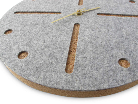 Väggklocka av filt och kork 30 cm | ljusgrå - guld | Design: Odense