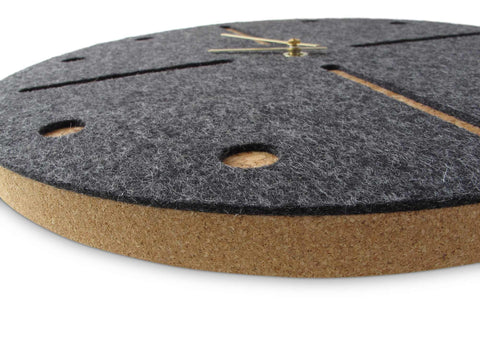 Väggklocka av filt och kork 30 cm | antracit - guld | Design: Odense