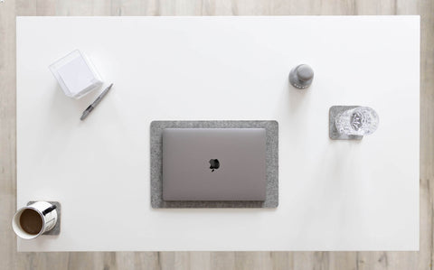 Matta för MacBooks gjord av filt och kork | 26x38cm | ljusgrå