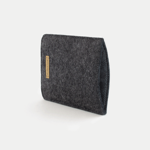 Made-to-measure mobile phone case | made of felt and organic cotton | anthracite - tracks | "LET" model