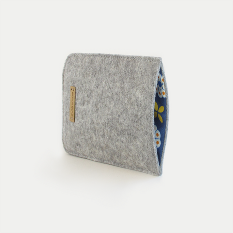 Made-to-measure mobile phone case | made of felt and organic cotton | light grey - bloom | "LET" model