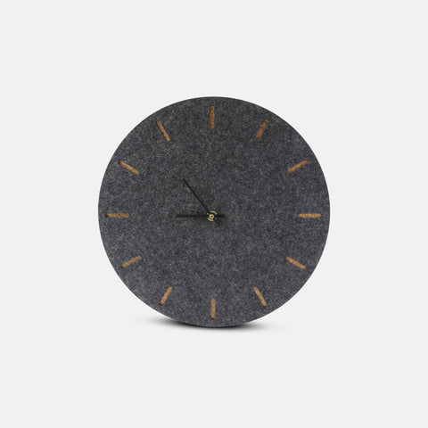 Väggklocka av filt och kork 30 cm | antracit - svart | Design: Köpenhamn