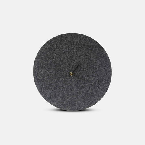 Väggklocka av filt och kork 30 cm | antracit - svart | Design: Aalborg