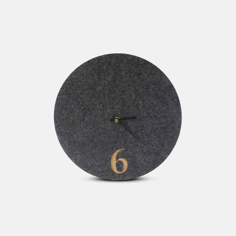 Väggklocka av filt och kork 30 cm | antracit - svart | Design: Aarhus