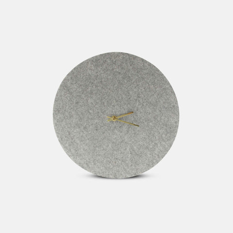 Väggklocka av filt och kork 30 cm | ljusgrå - guld | Design: Aalborg