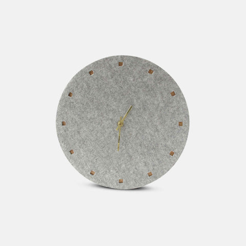 Väggklocka av filt och kork 30 cm | ljusgrå - guld | Design: Esbjerg