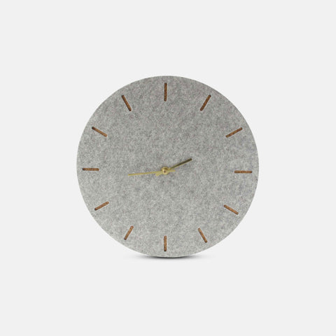 Väggklocka av filt och kork 30 cm | ljusgrå - guld | Design: Köpenhamn