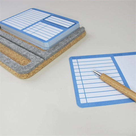 Noteholder "ToDo" inkl. 50 kort & kuglepen af træ | lavet af filt og kork | lysegrå