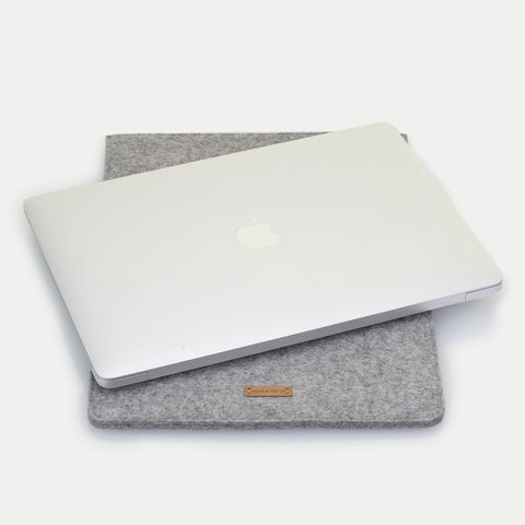 Hülle für MacBook Pro 13 | aus Filz und Bio-Baumwolle | hellgrau - Bloom | Modell "LET"