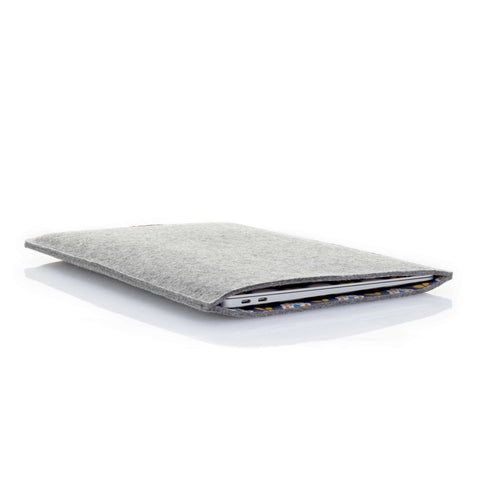 Hülle für MacBook Pro 15 | aus Filz und Bio-Baumwolle | hellgrau - Bloom | Modell "LET"