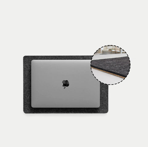 Måtte til MacBooks lavet af filt og kork | 26x38cm | antracit