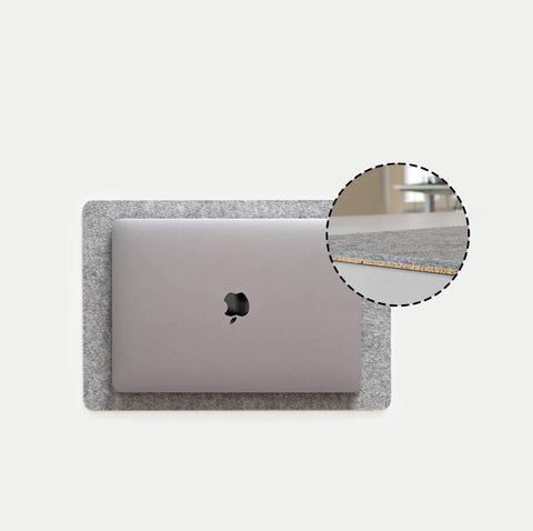 Måtte til MacBooks lavet af filt og kork | 26x38cm | lysegrå